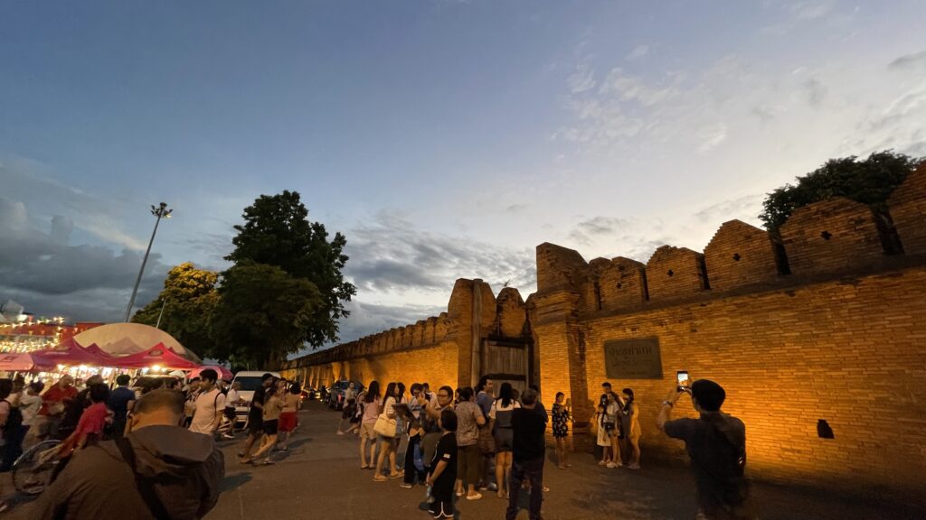 旧市街の有名な観光地の一つ、ターペー門。みんなこの前で写真を撮るのが定番です！