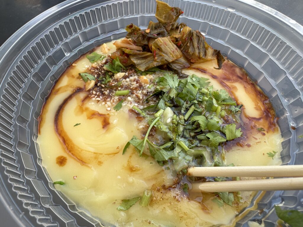 一度食べられたら忘れられない!とろとろあったかなカオフン。麺は底に隠れています笑