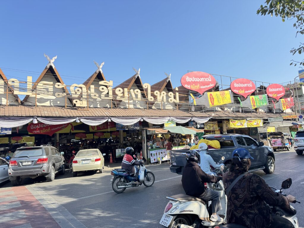 チェンマイ門市場 (Chiang Mai Gate Market)：チェンマイの息遣い！日常遣いのできる便利な市場！朝はお買い物、夜は外食に。
